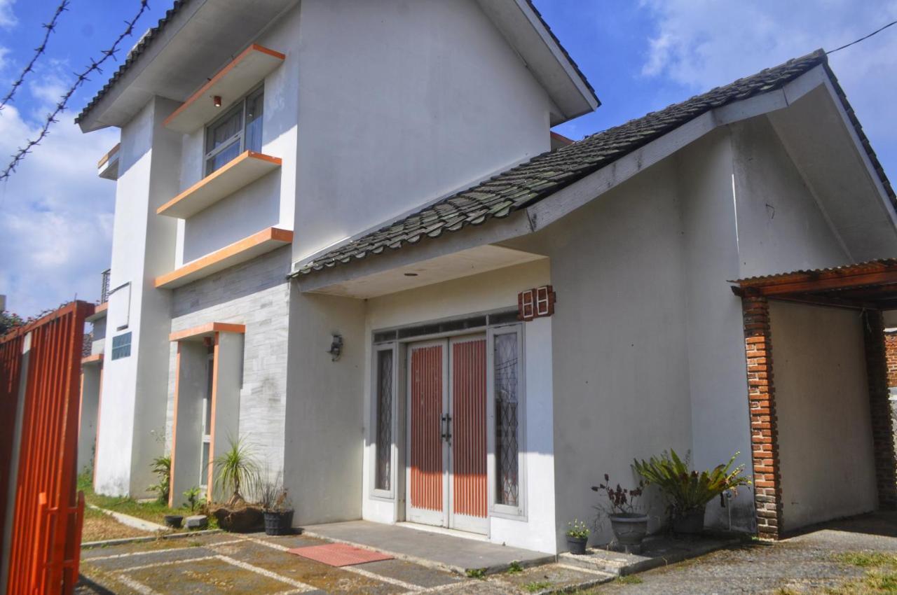 Dallil Putra Villa Lembang Exterior photo